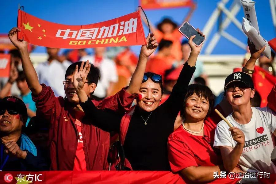 V早报：机场安检男子面露诡异微笑原来嘴里藏火机