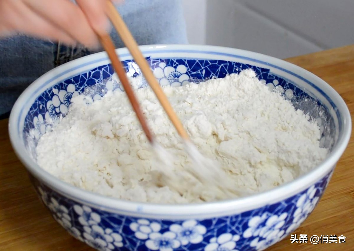 油饼怎样和面才酥软好吃,怎样做油饼和面才松软好吃