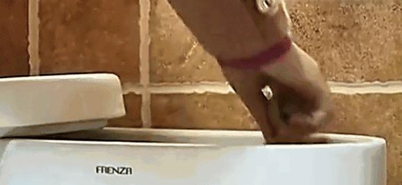 往鞋里喷什么东西脚不会臭,往鞋里撒的粉