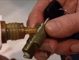 把锁锁上了怎么弄下来,锁怎么样是锁上的