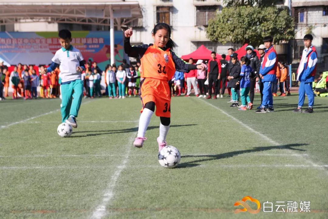 足球赛场展英姿视频,绿茵场上展英姿