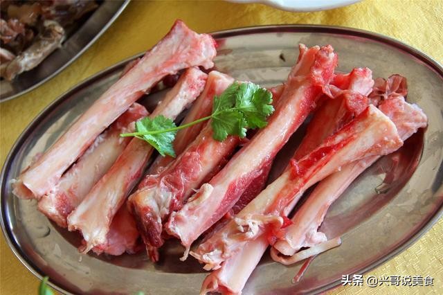 猪大骨熬汤好还是脊骨熬汤好,猪大骨熬的白汤有什么