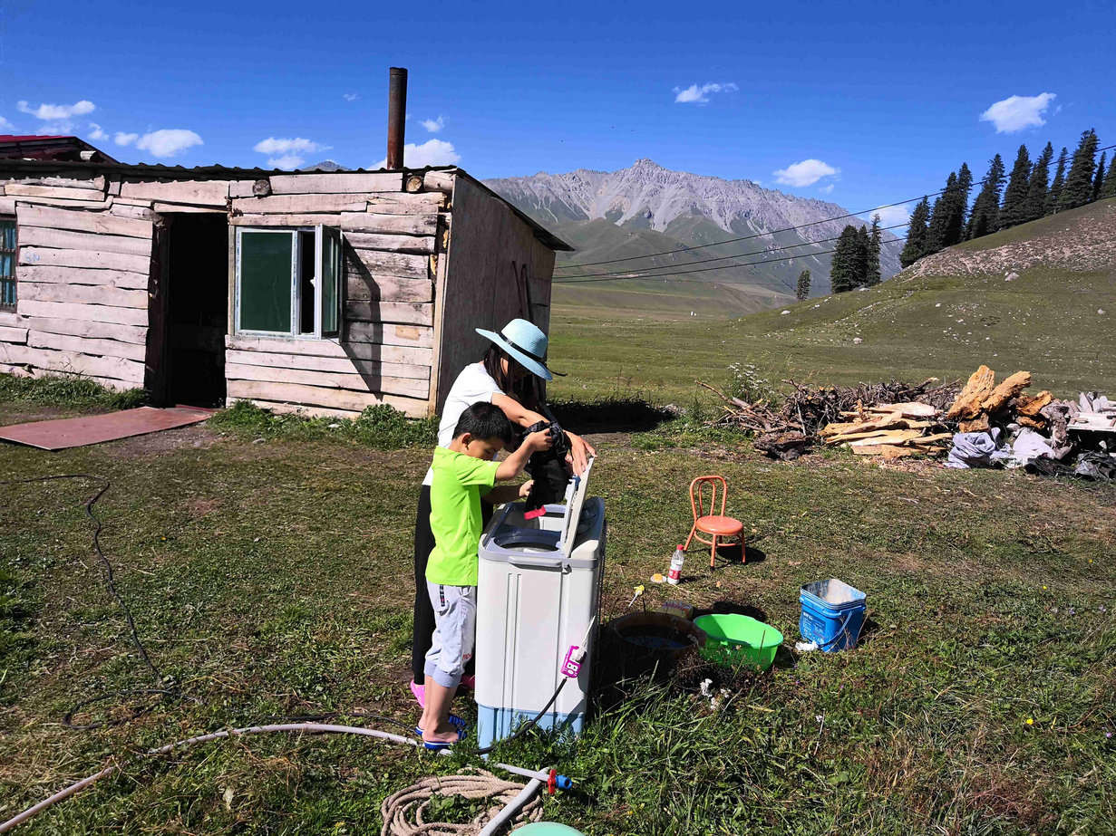 与*疆新**旅店老板共餐，直夸我土豆丝炒的好吃，后请我吃羊肉大餐