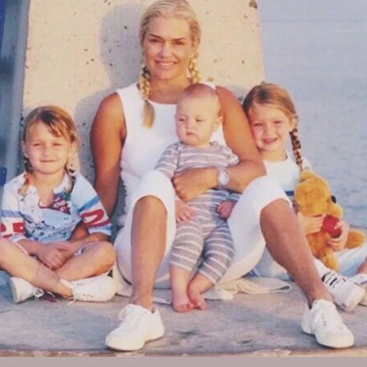 超模bellahadid现场喷制礼服,bellahadid变身复古摩登女郎