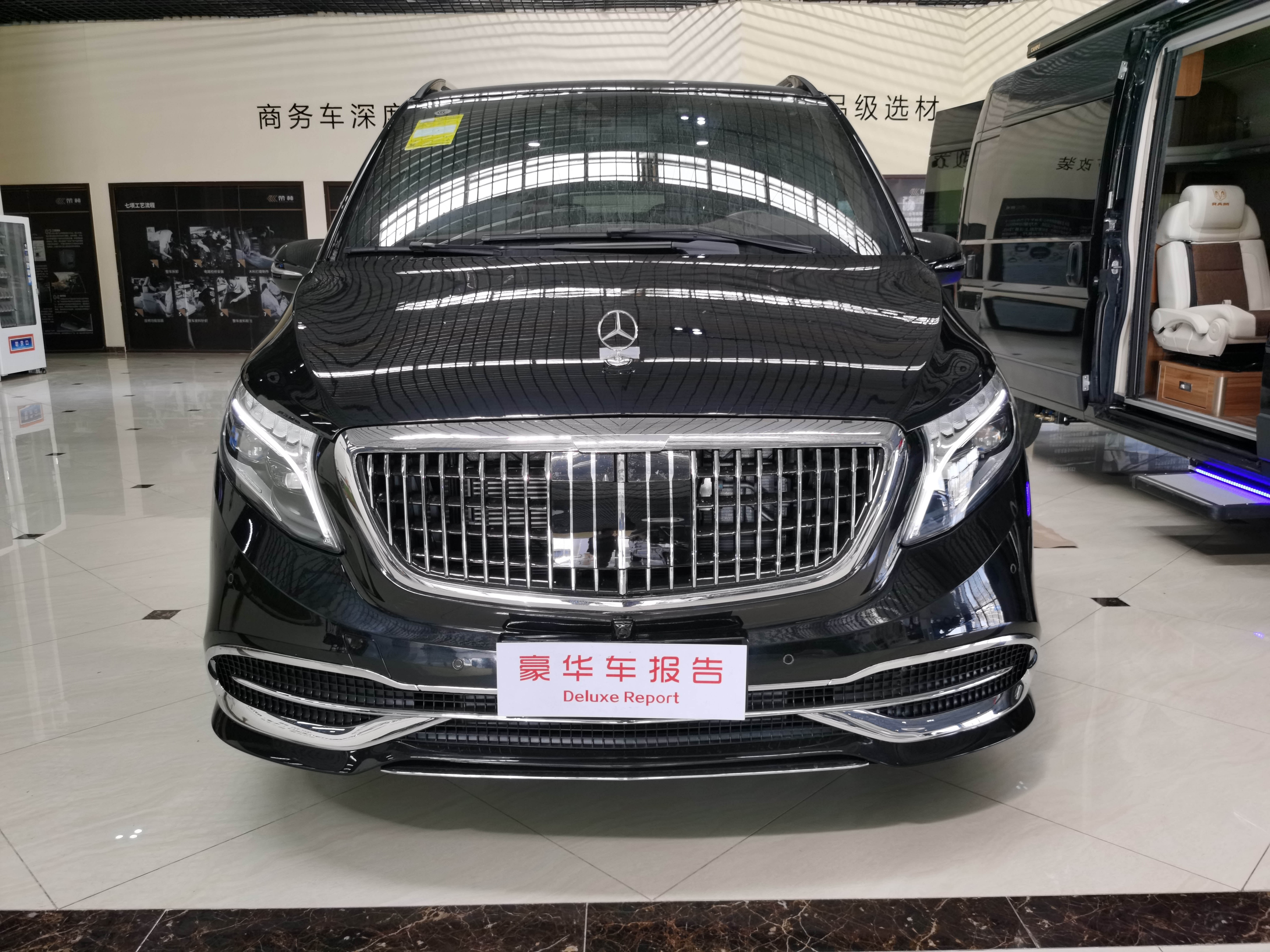 从简约到惊艳，奔驰V级商务车巅峰对决，同样的价格你会选谁？