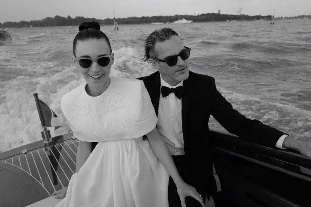 他不是演得好，他就是小丑本人