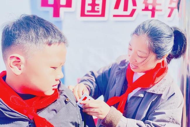 立下鸿鹄志，勇做追梦人——中国少年先锋队川港小学大队授衔仪式