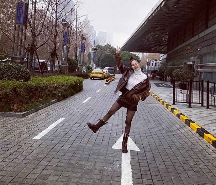 泫雅最新舞台黑色吊带裙,泫雅小野马舞蹈颜值