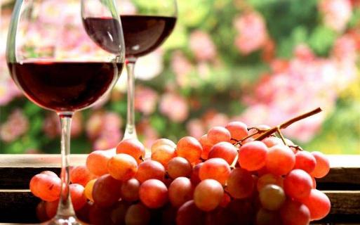 如何在网上开一家葡萄酒店？葡萄酒实体店怎么样在网上卖红酒？