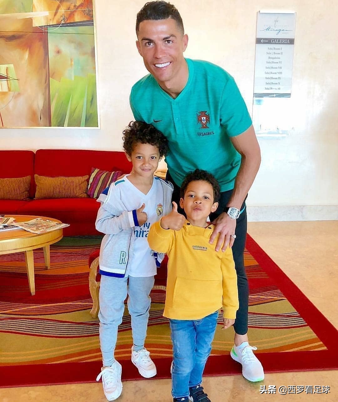 c罗对球迷的态度体现了他的素质,c罗的霸气打脸时刻