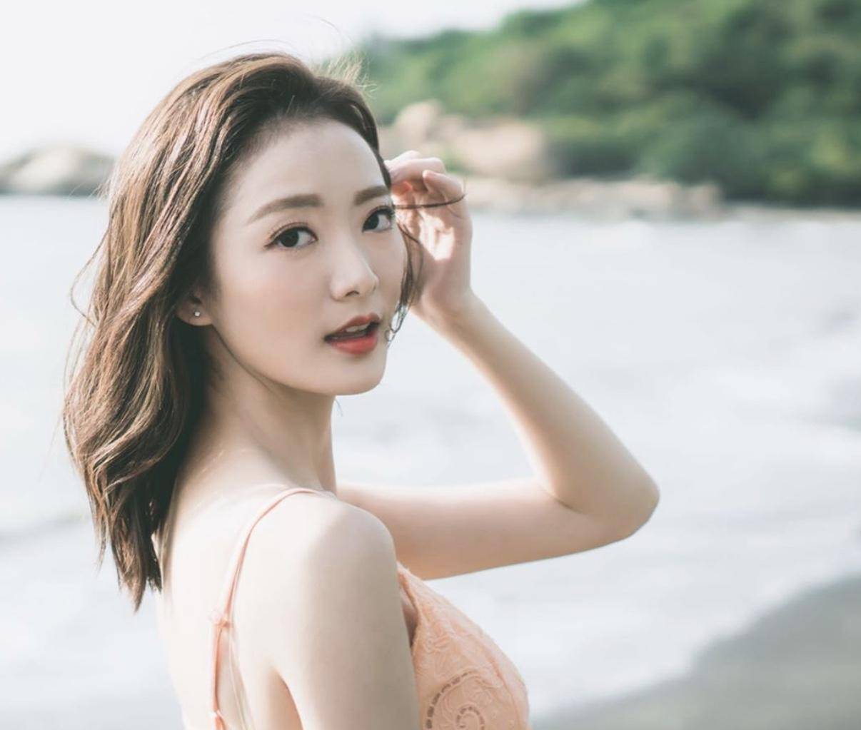 香港新一代女神晒长腿派福利新年求脱单自言无条件放盘来者不拒