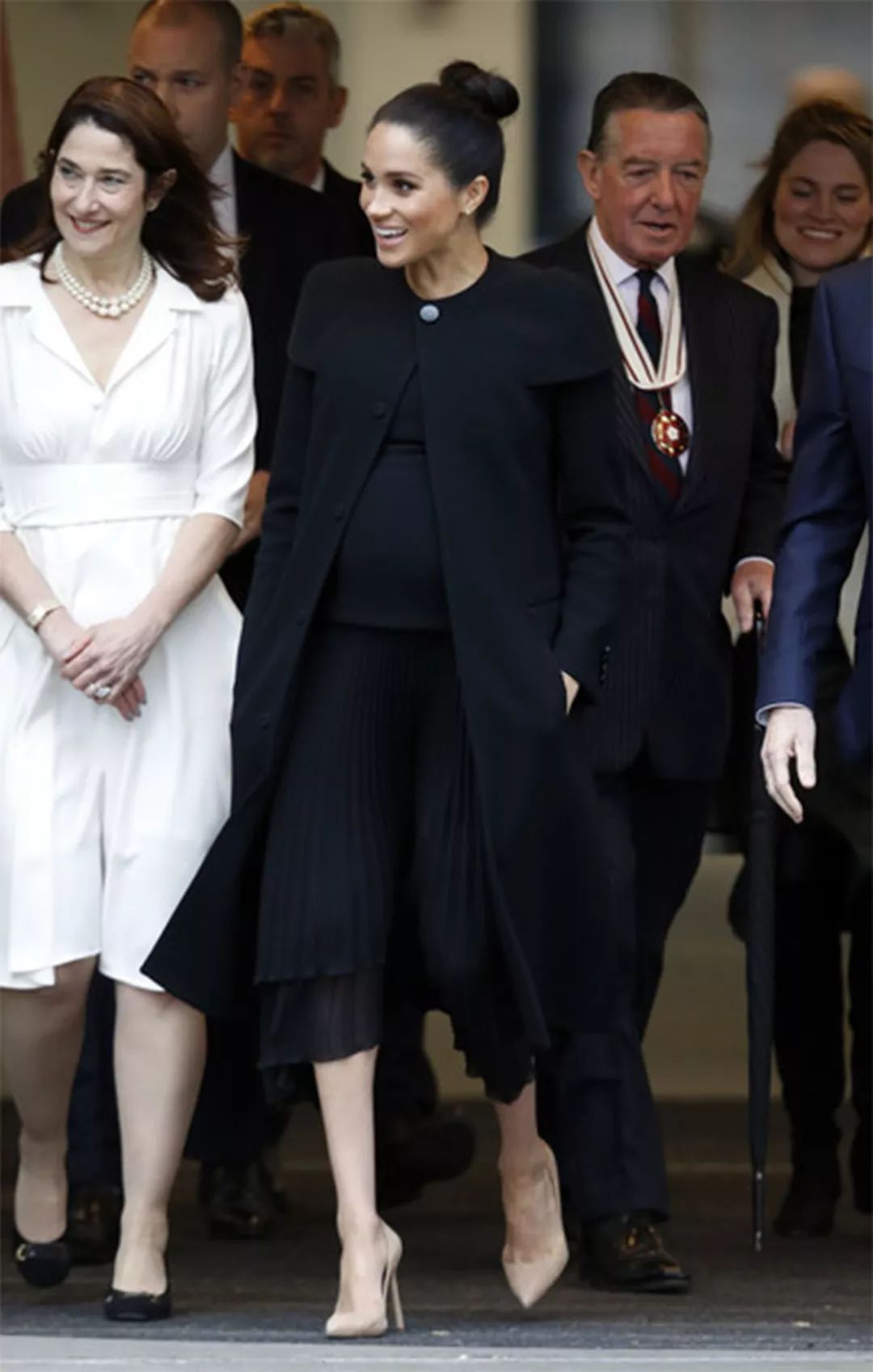 梅根抱着孩子的视频,梅根挺大肚子抱孩子上学