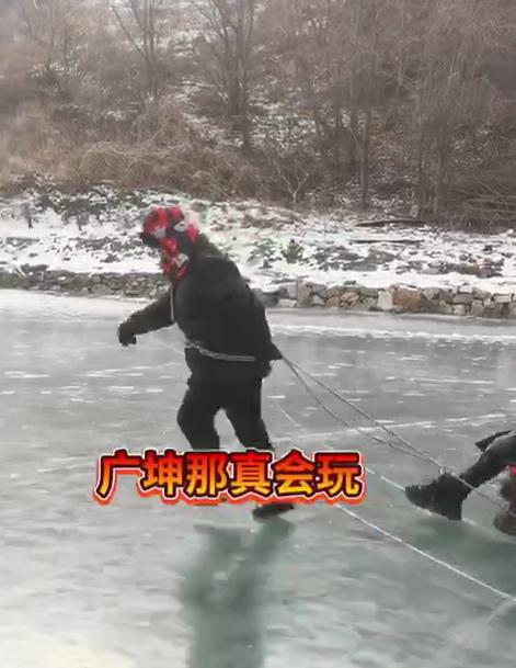 谢广坤雪地里睡觉,谢广坤冬天穿棉袄带货的视频