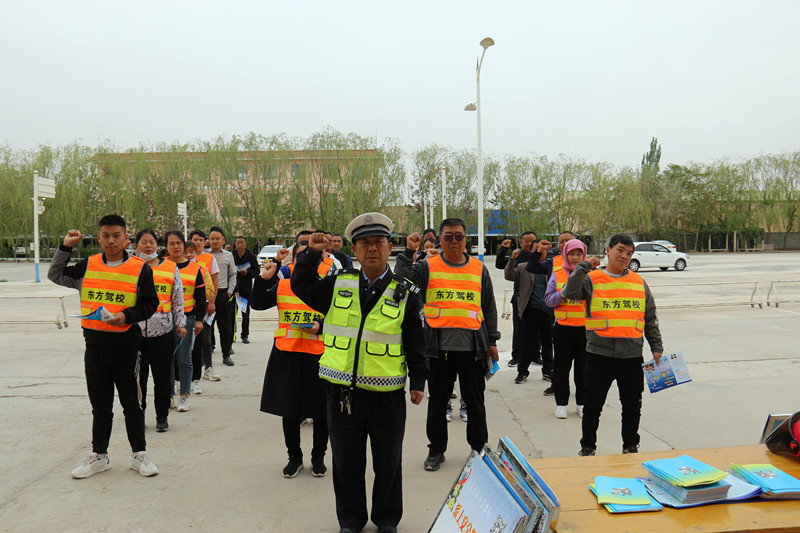 我为群众办实事丨民勤公安交警走进东方驾校开展“醉驾入刑十周年”、“一盔一带”交通安全及防电诈宣传活动