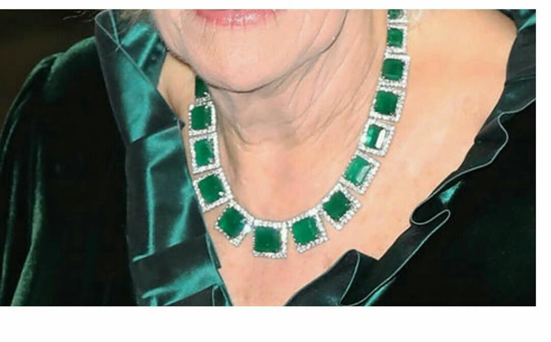 戴安娜和卡米拉都戴了一顶小王冠,珍珠和卡米拉视频