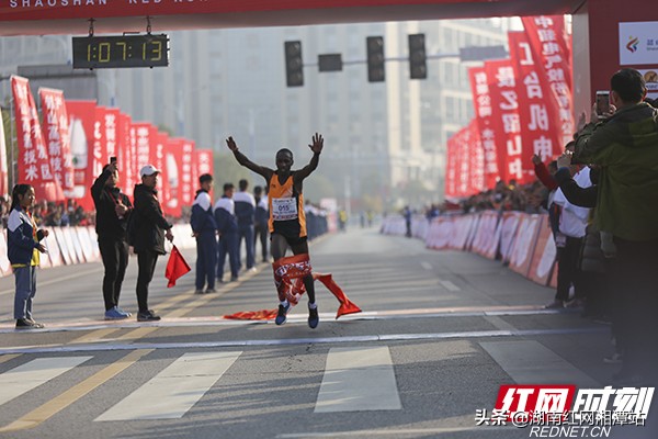 2019韶山红色国际半程马拉松赛开跑毛*东泽**诗词定点鼓劲
