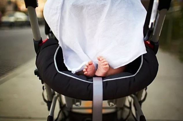 新生儿用婴儿车的危害,预防婴儿车上的安全小隐患