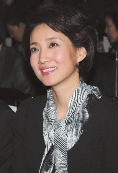 国民女神李修平：播音26年人美心善，57岁无儿无女留下遗憾