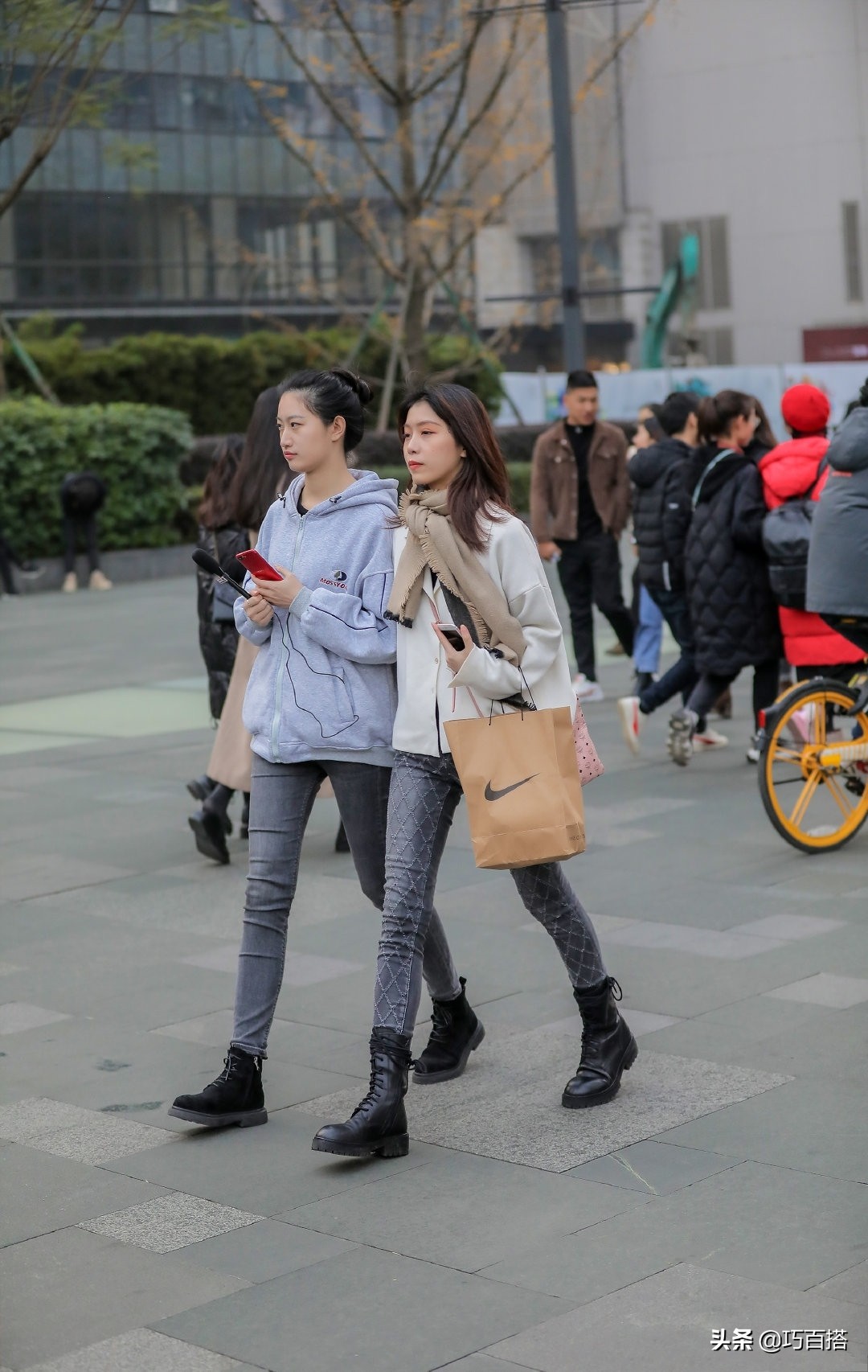 围巾这样系减龄又洋气,三种时髦又保暖的冬日围巾系法