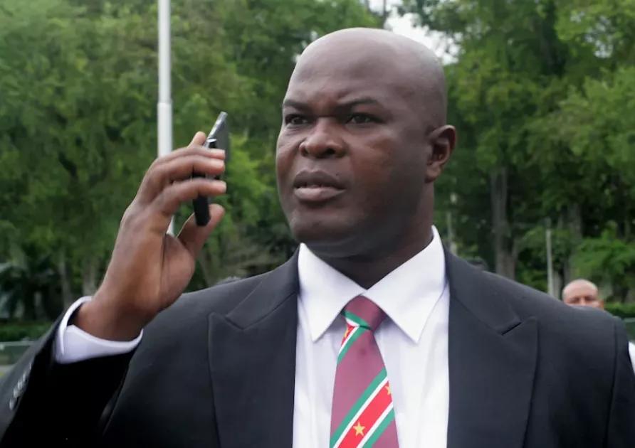 生50个娃，抢银行贩毒，当副总统，这个苏里南男人的经历像开挂了