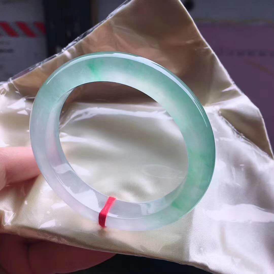 一万到二万买得到翡翠手镯,几十万的翡翠手镯卖到上千万