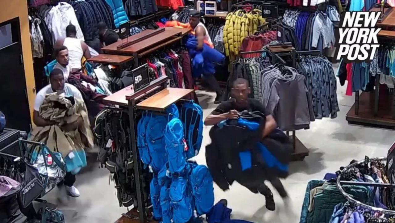 加拿大鹅羽绒服黑标好还是红标好,加拿大鹅羽绒服在加拿大卖多少钱