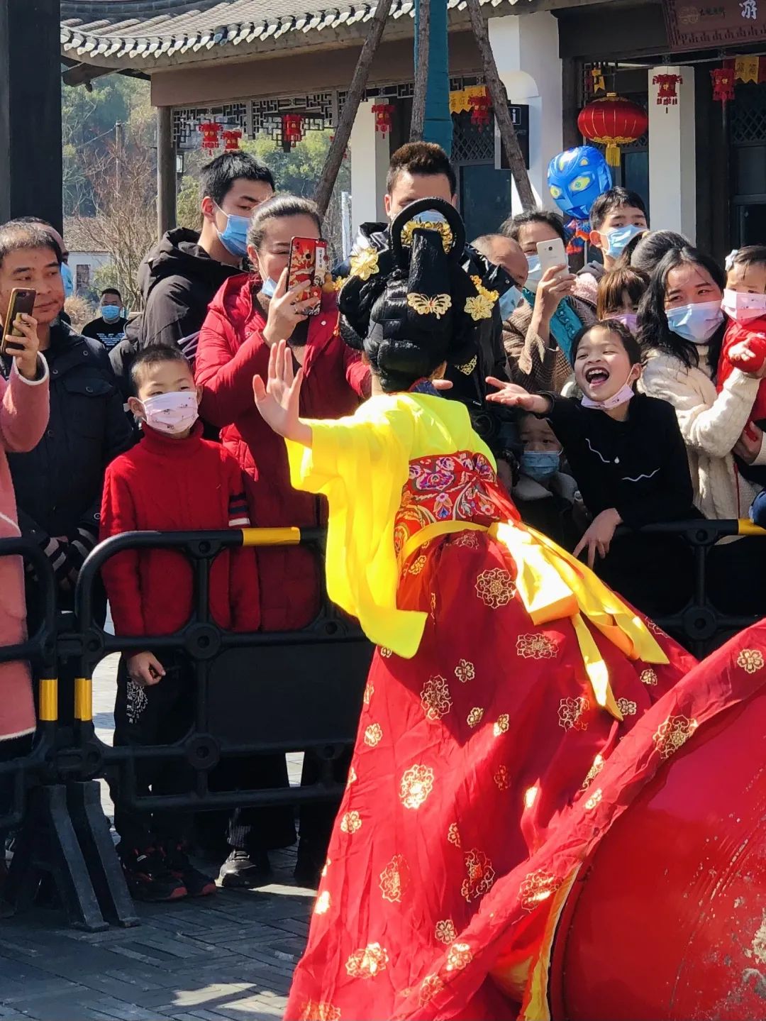 人潮涌动年味十足,人潮很汹涌