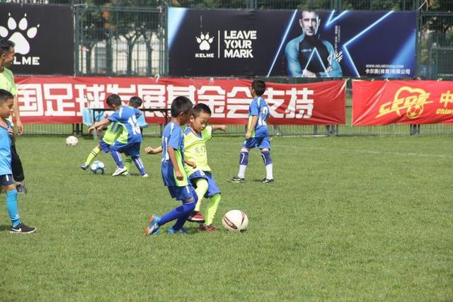 教我们怎么踢足球,怎么教孩子们踢球