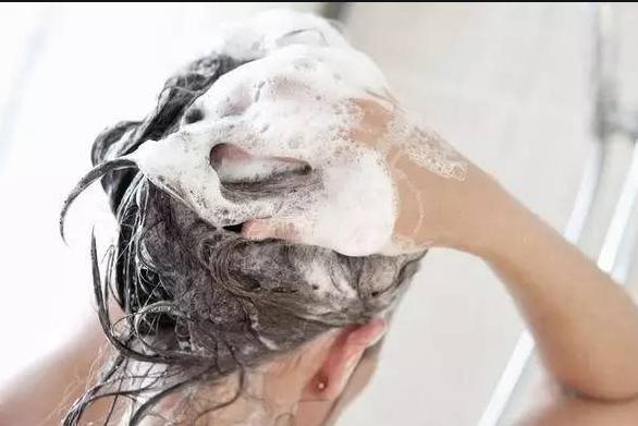 头皮长了红色小疙瘩很痒出油,头皮痒起小疙瘩出黄水咋回事