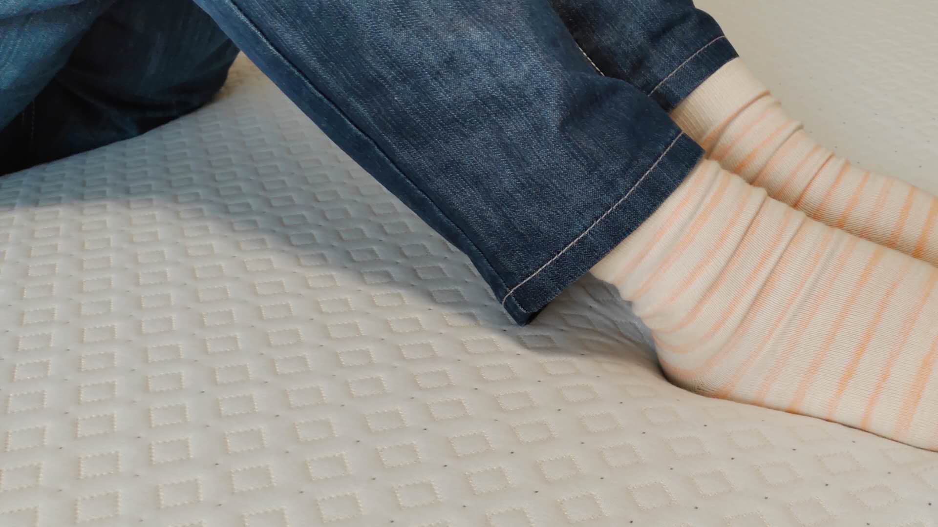 睡一个好觉需要记忆棉材质的床垫,记忆棉床垫和枕头