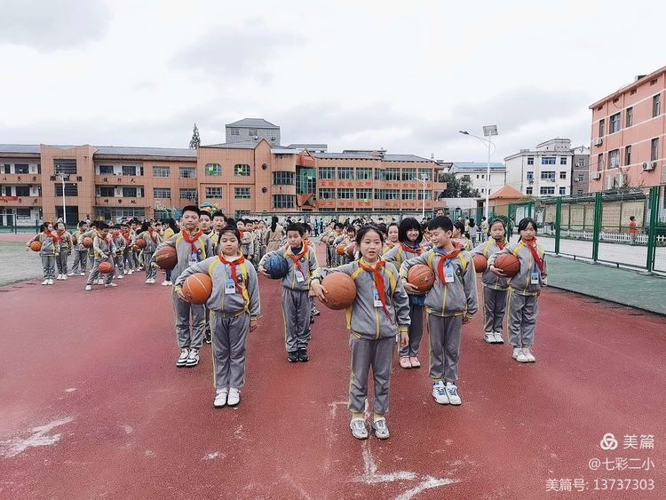 有难度的篮球操表演秀,小学生单人花样篮球表演视频