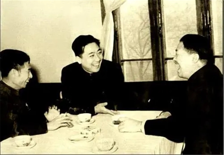 *小平邓**请贺龙担任国家体委主任，贺龙犹豫良久：毛主席的意见呢？