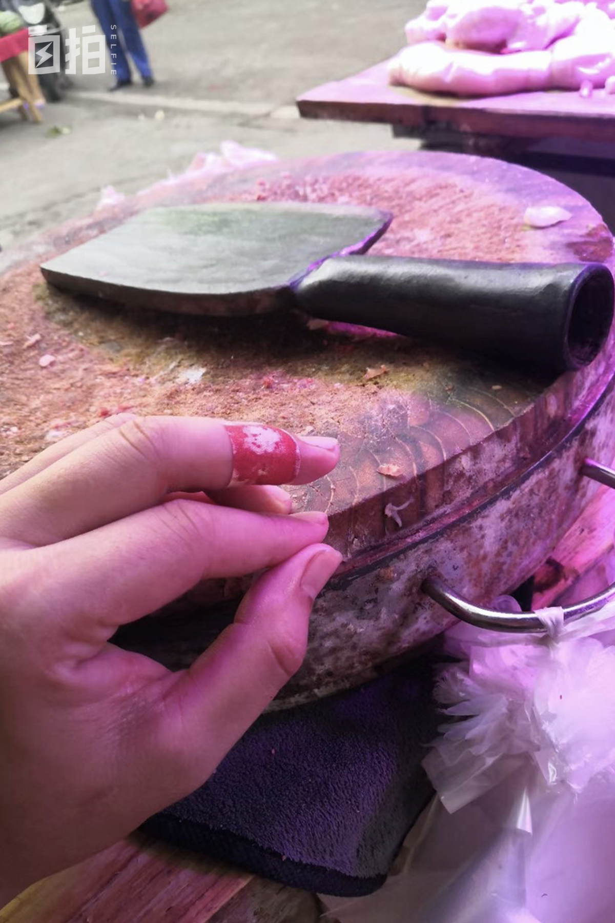 我,985毕业,在工商局当科员,投资失败后辞职,摆摊卖猪肉还债