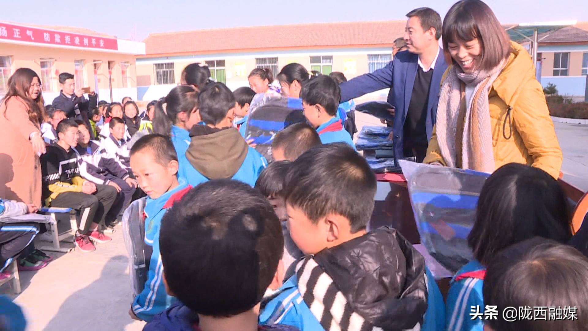 陇西：爱心进校园 寒冬添暖意