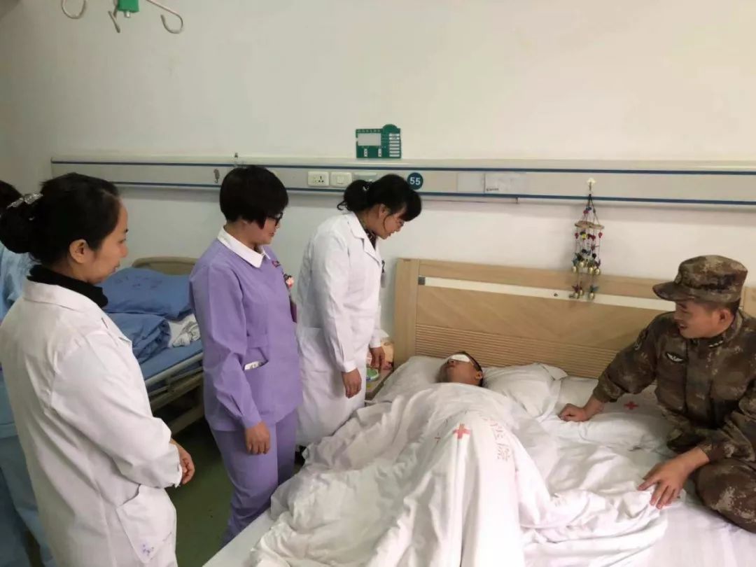 为了谁杜富国一等功,一等功臣杜富国回家视频