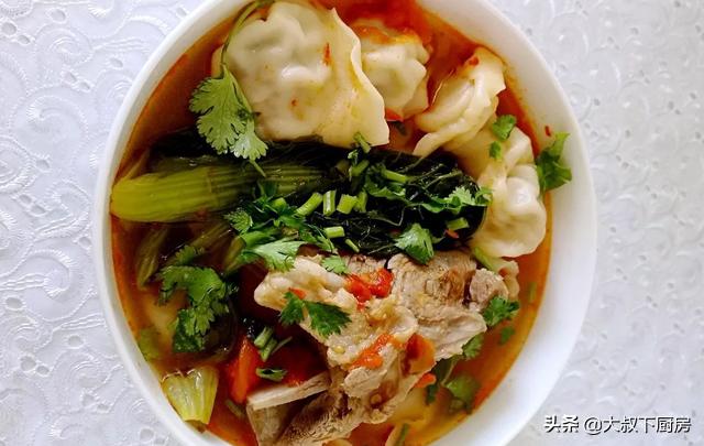 香菇胡萝卜木耳羊肉馅馄饨,大葱羊肉馅馄饨正宗做法