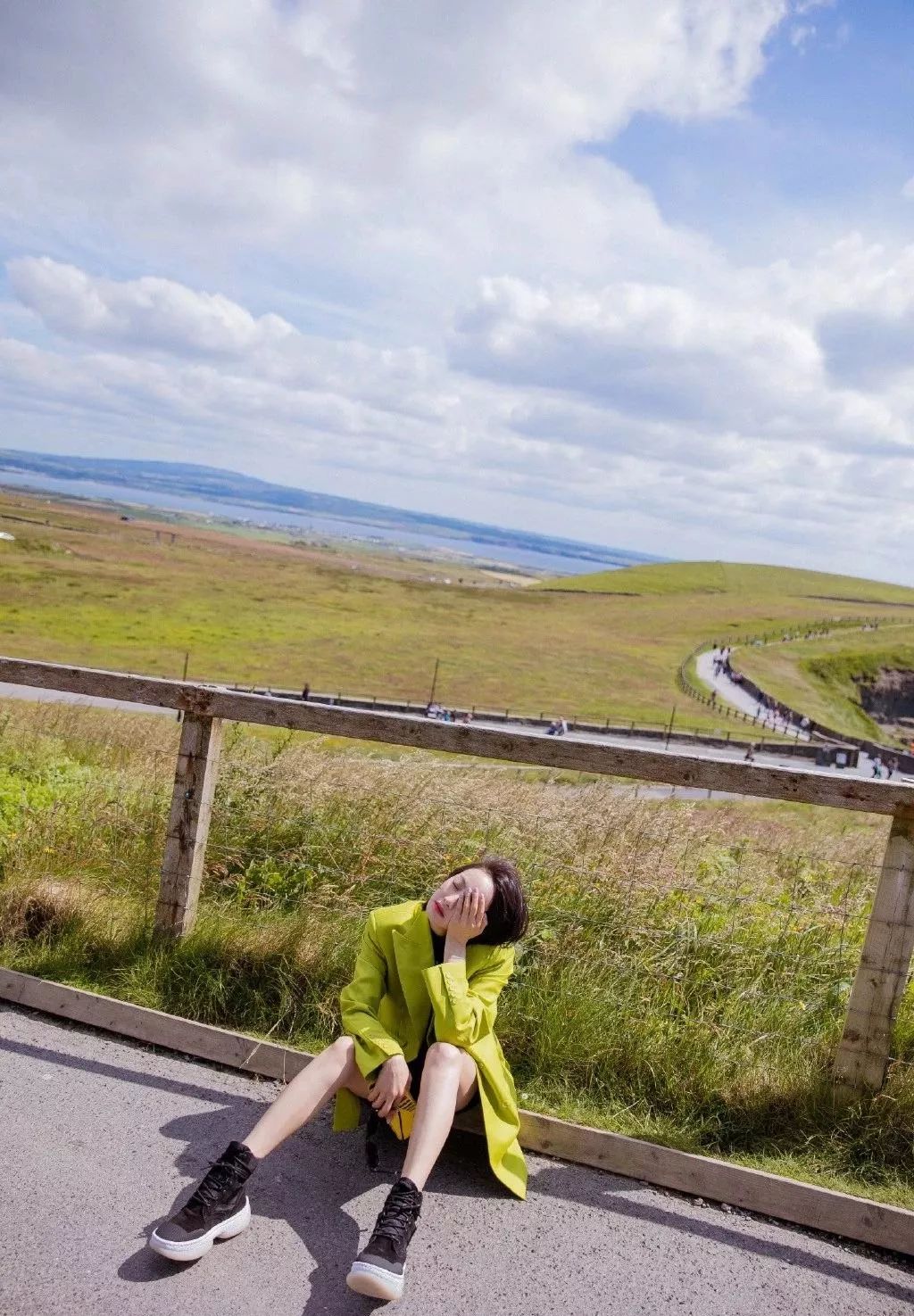 宋茜你为什么还单身？爱尔兰旅行一身芥末绿西装还露腿明媚美好