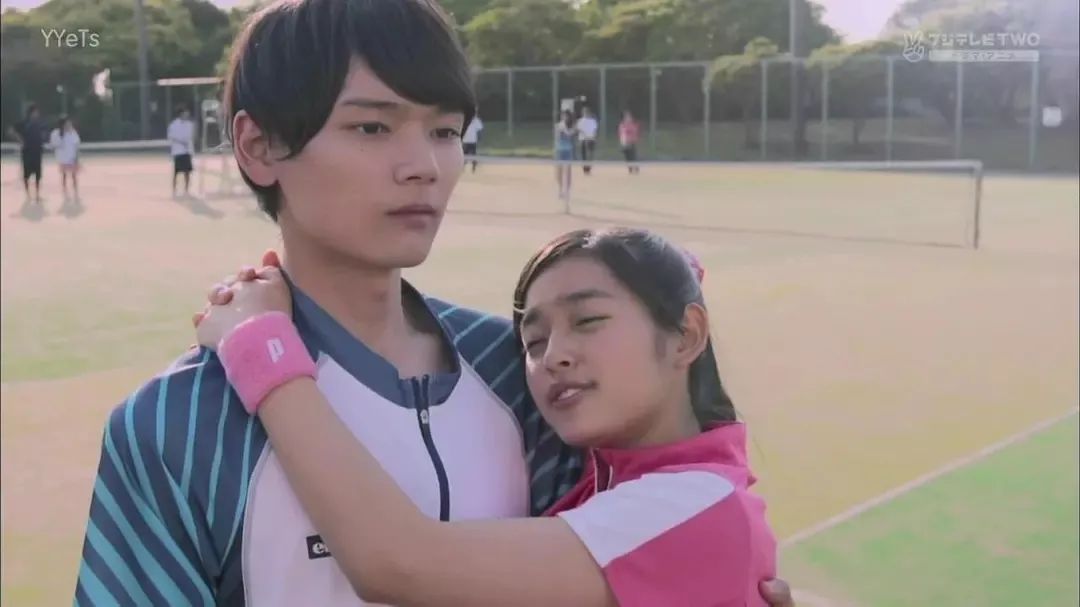 女生怎么做会让男人觉得很爱她,女生怎么让男生忍不住想吻她