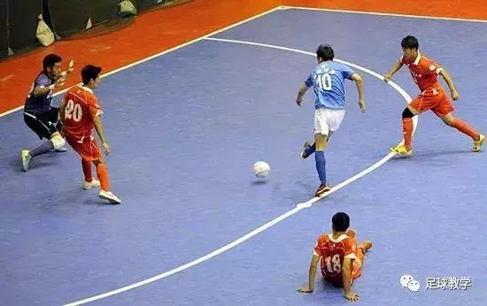 足球踢小场的技巧,小场地足球训练方法