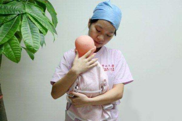 新生儿怎么抱姿势正确,新生儿怎么抱才不会吐奶