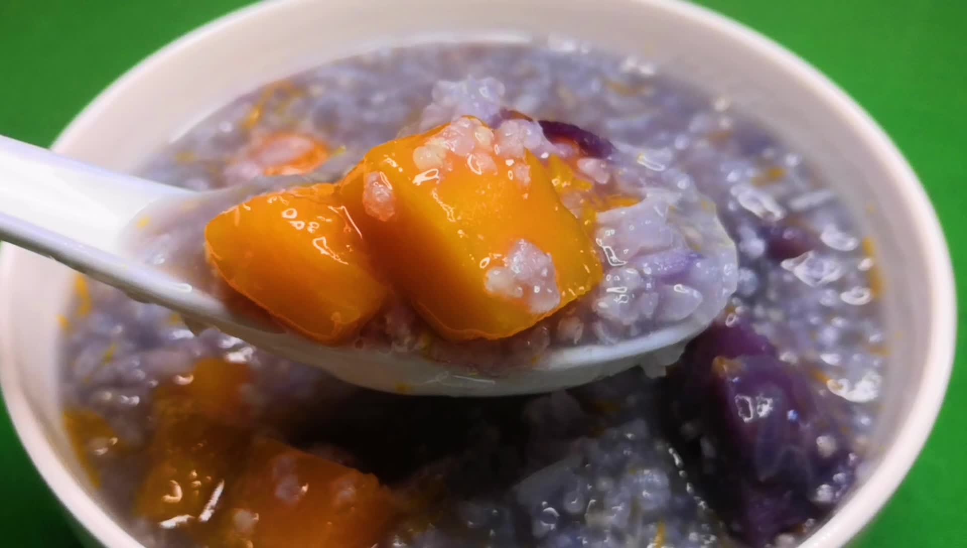 奶香又好喝的南瓜粥,紫薯南瓜粥制作