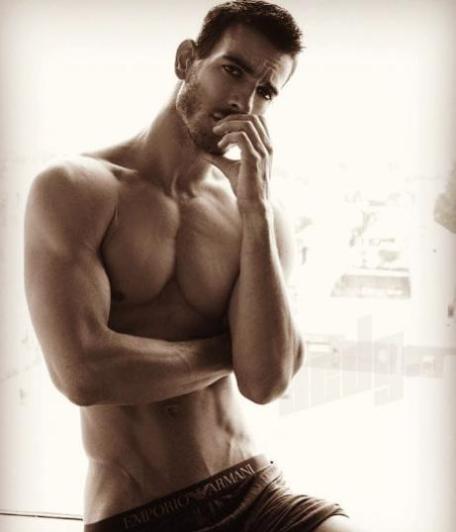 水果姐被控性骚扰？男模：她当众扒下我的裤子，让我露出*处私**