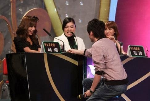 当年坐在宝马车上哭的女孩嫁了吗,宁愿坐宝马里哭的网红马诺