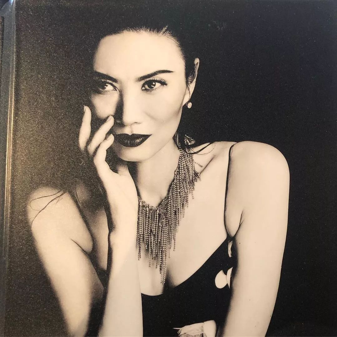 刚甩了23岁“小鲜肉”，50岁邓文迪又收割一超级富豪，来头不小