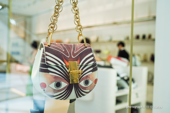 一群年轻人到三亚，摆pose，拍照