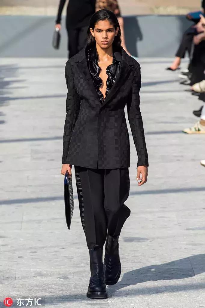 粉色打底适合什么颜色的外套,最适合女生的颜色