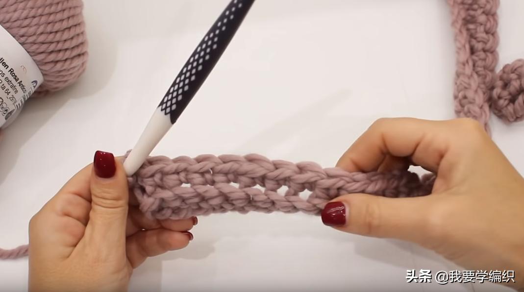 适合初学者学习的三角绒球围巾，简单易学，搭配衣服大气有范