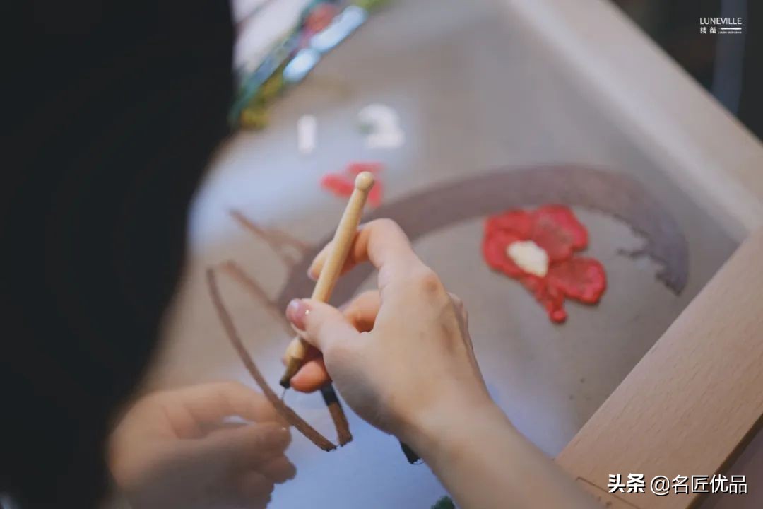 美到窒息！80后姑娘巧手征服刺绣界：奔驰，Prada争相和她合作