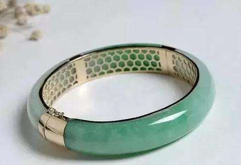 祖传玉镯被摔碎后续,玉镯裂了白金修复图片