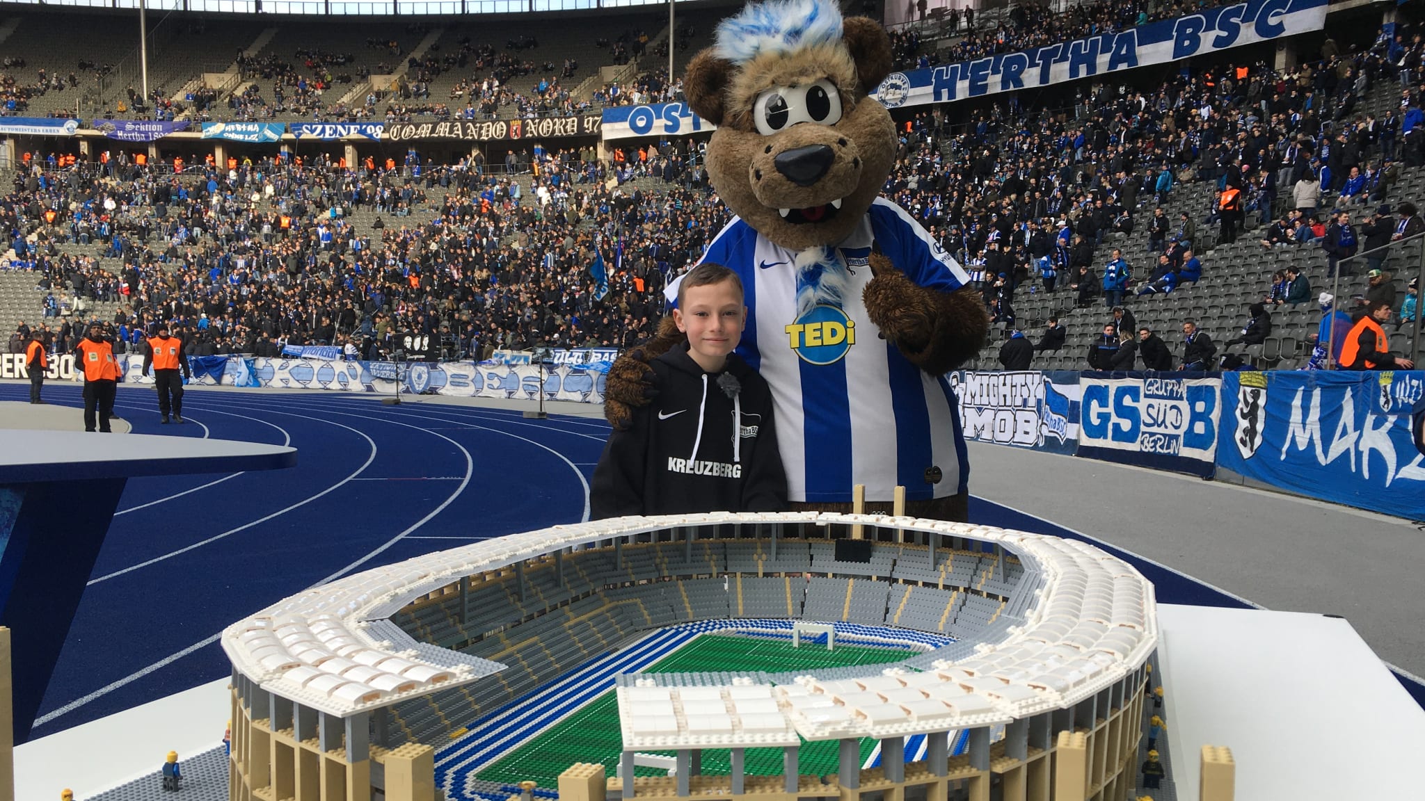 幼儿园乐高搭建足球,皇家马德里足球场乐高